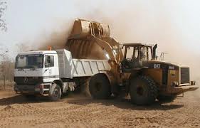 Pala che carica camion