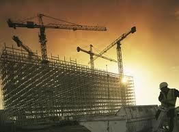 Cantiere gru e operaio