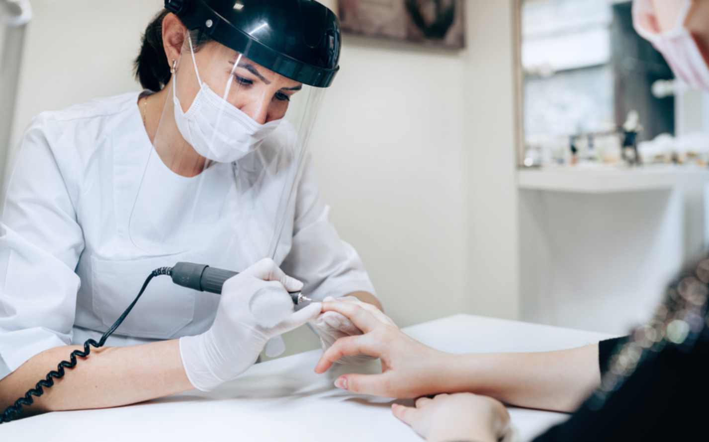 consentire l'apertura alle estetiste anche nelle zone rosse