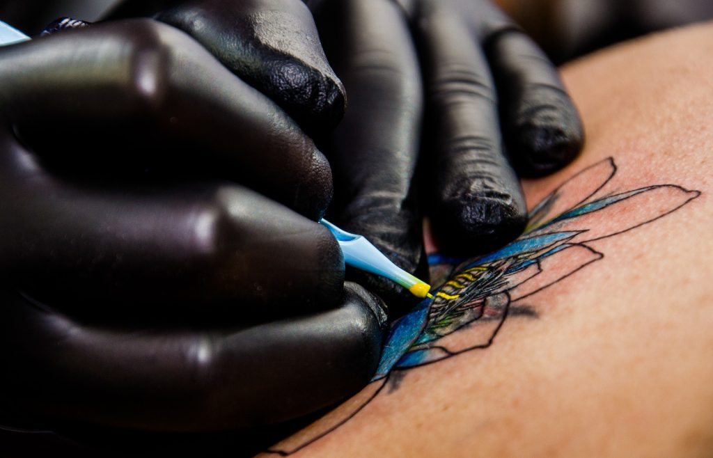Nuove regole per i colori dei tatuaggi